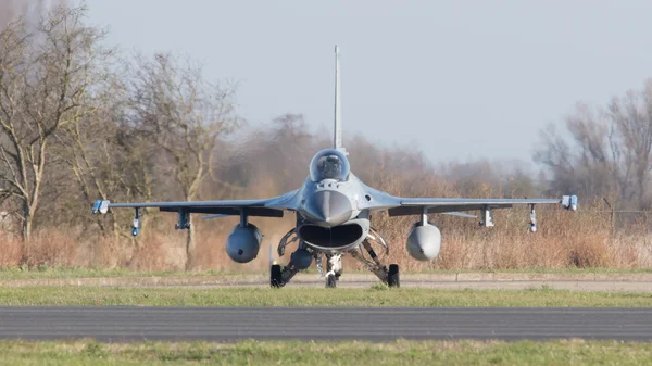 LEEUWARDEN, PAÍSES BAJOS - 11 DE ABRIL DE 2016: Un holandés F-16 en el gr —  Fotos de Stock