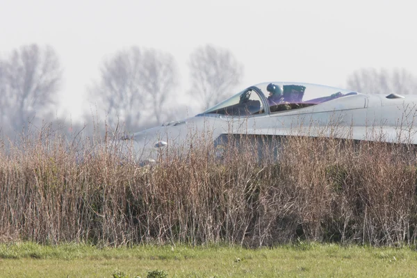 LEEUWARDEN, PAÍSES BAJOS - 11 DE ABRIL DE 2016: Finalizar Fuerza Aérea F-18 — Foto de Stock