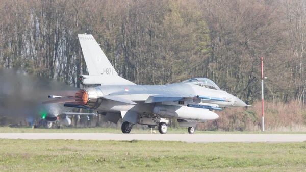 LEEUWARDEN, PAÍSES BAJOS - 11 DE ABRIL DE 2016: Un holandés F-16 en el gr —  Fotos de Stock