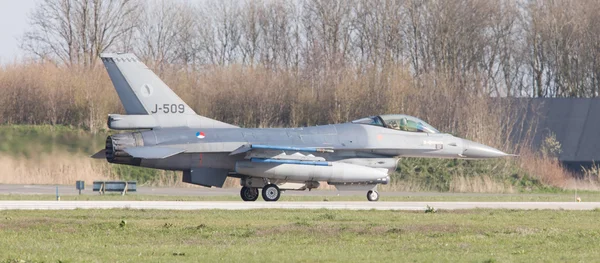 LEEUWARDEN, PAÍSES BAJOS - 11 DE ABRIL DE 2016: Un holandés F-16 en el gr — Foto de Stock