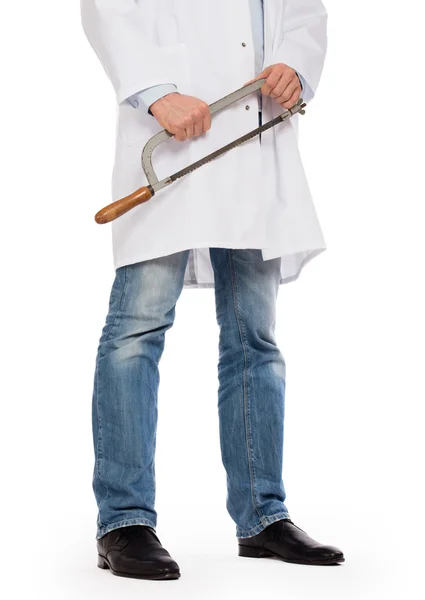 El doctor loco sostiene una sierra grande en sus manos. —  Fotos de Stock
