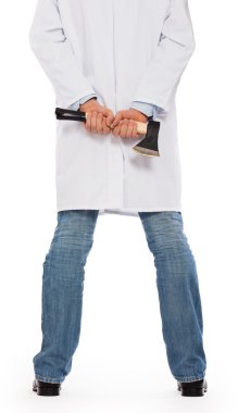 Küçük bir balta tutan şeytani sağlık görevlisi