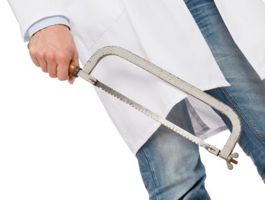 Çılgın doktor büyük bir testere elinde tutuyor