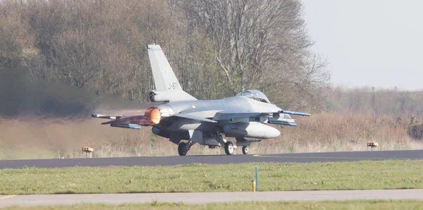 LEEUWARDEN, PAÍSES BAJOS - 11 DE ABRIL DE 2016: Un holandés F-16 en el gr — Foto de Stock