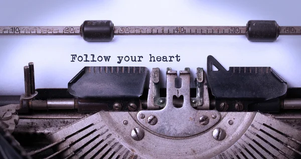 Vintage skrivmaskin - Följ ditt hjärta meddelande — Stockfoto