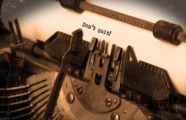 Vintage psací stroj - Don't Quit určení zprávy — Stock fotografie