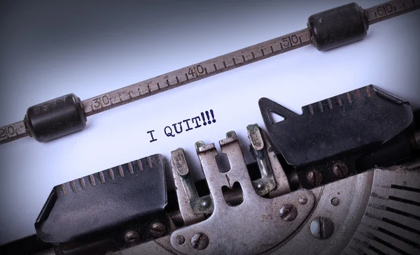 Máquina de escribir vintage - I Quit, concepto de dejar de fumar —  Fotos de Stock