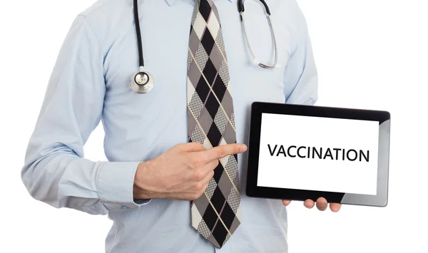 Lekarz trzymając tabletkę - szczepienia — Zdjęcie stockowe
