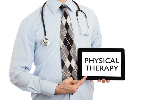 Lekarz trzymając tabletkę - fizykoterapia — Zdjęcie stockowe