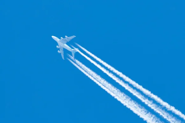 Vliegtuig in blauwe hemel — Stockfoto