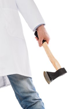 Küçük bir balta tutan şeytani sağlık görevlisi