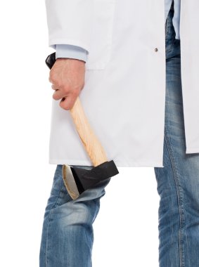 Küçük bir balta tutan şeytani sağlık görevlisi