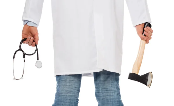 Onda medic håller en liten yxa och stetoskop — Stockfoto