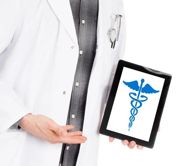 Läkaren håller tablet - Caduceus symbol — Stockfoto