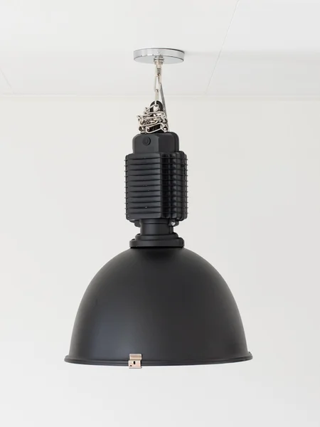 Lamp hangend aan het plafond — Stockfoto