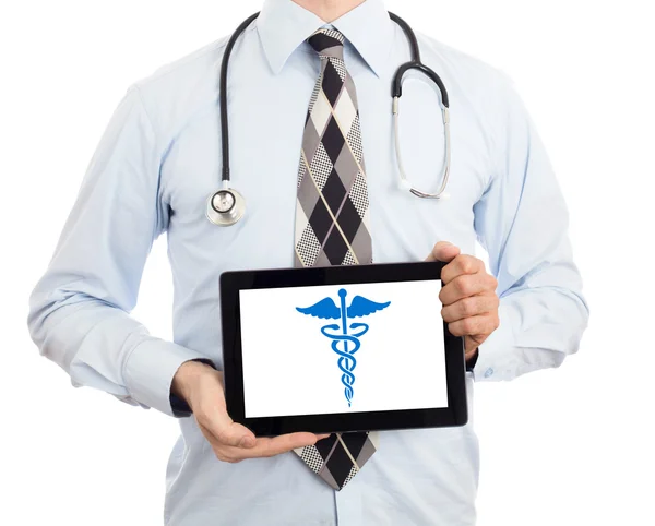 Läkaren håller tablet - Caduceus symbol — Stockfoto