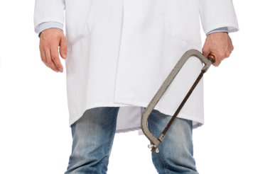Çılgın doktor büyük bir testere elinde tutuyor