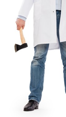 Küçük bir balta tutan şeytani sağlık görevlisi