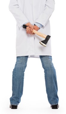 Küçük bir balta tutan şeytani sağlık görevlisi