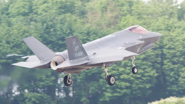 LEEUWARDEN, THE NETHERLANDS -MAY 26: F-35 fighter during it 's fi — стоковое фото