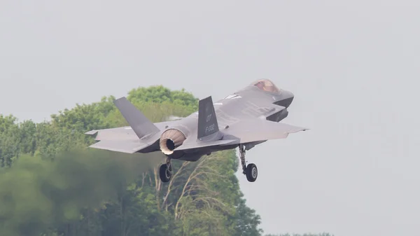 LEEUWARDEN, THE NETHERLANDS -MAY 26: F-35 fighter during it 's fi — стоковое фото