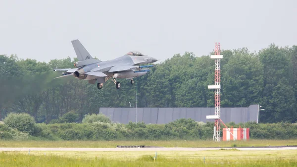 吕、 荷兰-5 月 26 日 ︰ 在公司的 F-16 战斗机 — 图库照片