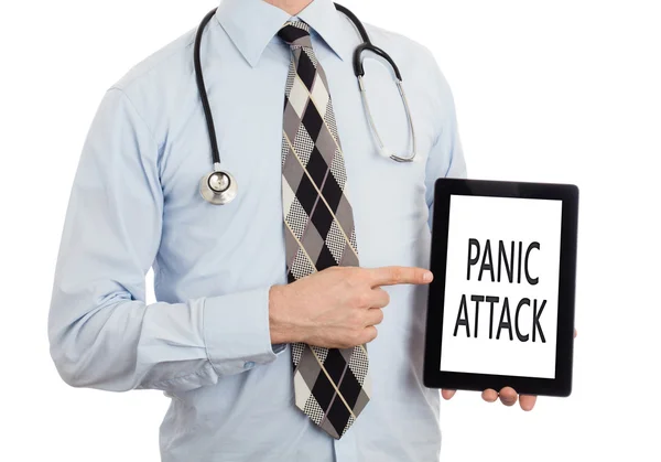 Médico sosteniendo la tableta - ataque de pánico —  Fotos de Stock