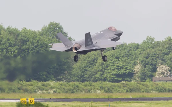 LEEUWARDEN, THE NETHERLANDS -MAY 26: F-35 fighter during it's fi — Stock Photo, Image