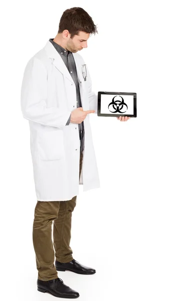 Läkaren håller tablet - varning! Biohazard! — Stockfoto