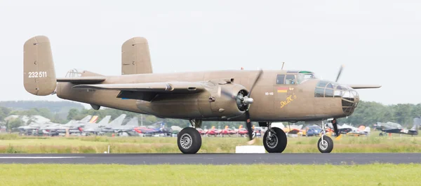 LEEUWARDEN, PAÍSES BAIXOS - JUNHO 10: Bombardeiro Mitchell da Segunda Guerra Mundial B-25 — Fotografia de Stock