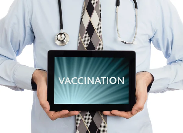 Arzt mit Tablette - Impfung — Stockfoto