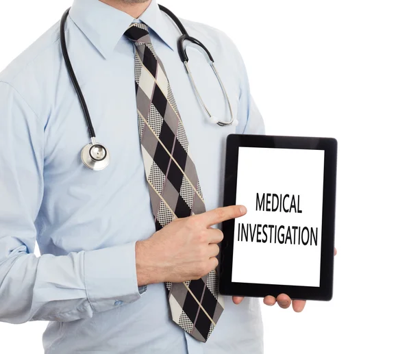 Médico sosteniendo la tableta - Investigación médica — Foto de Stock