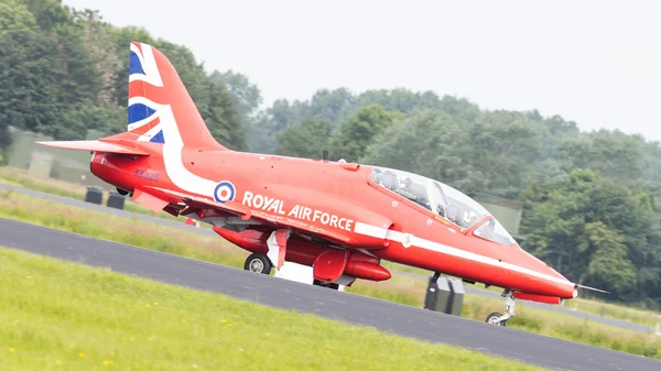 LEEUWARDEN, THE NETHERLANDS - JUNE 10, 2016: RAF Red Arrows perf — Stock Photo, Image