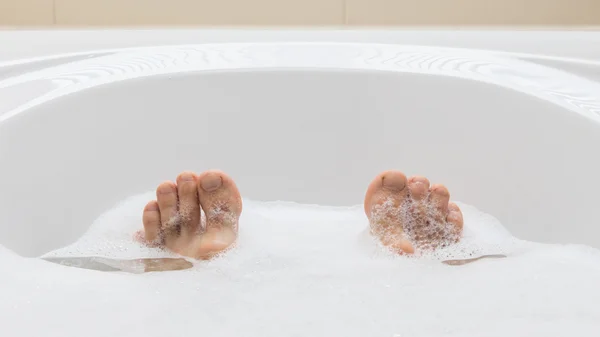 Mannen voeten in een bad, selectieve focus op tenen — Stockfoto