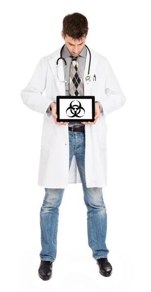 Dokter holding tablet - waarschuwing! Biohazard! — Stockfoto