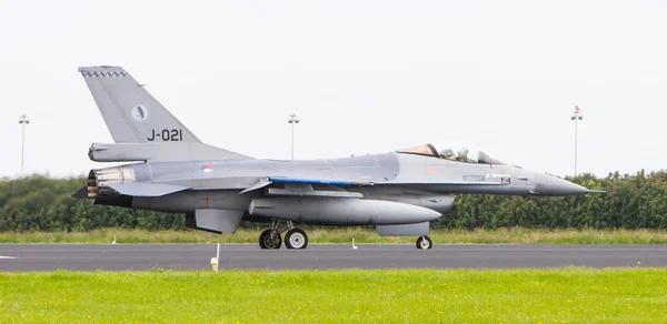 LEEUWARDEN, PAÍSES BAJOS - 11 DE JUN DE 2016: Luchador F-16 holandés j — Foto de Stock