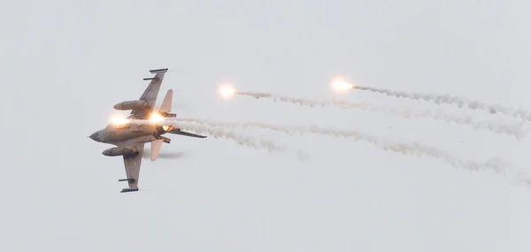 레 바르 덴, 네덜란드-6 월 11 일, 2016: 네덜란드 F-16 전투기 j — 스톡 사진