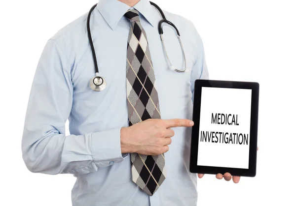 Médico sosteniendo la tableta - Investigación médica — Foto de Stock