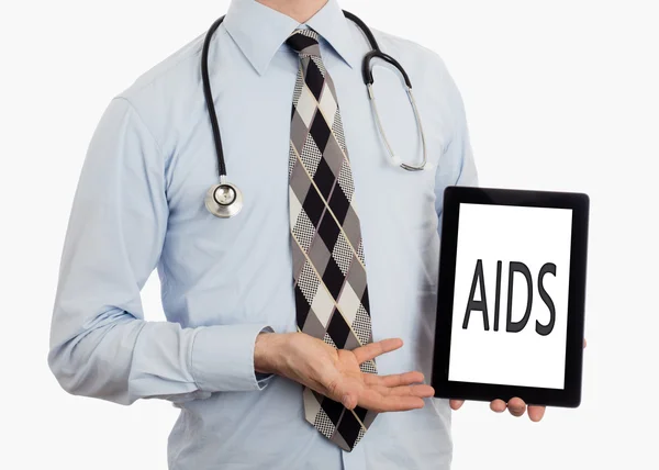 Γιατρός κρατώντας δισκίο - Aids — Φωτογραφία Αρχείου