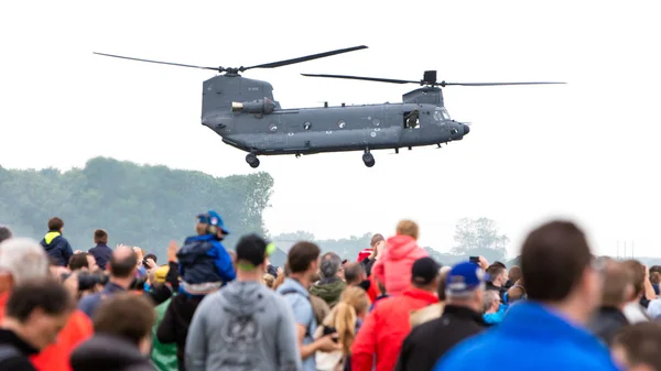 LEEUWARDEN, NETHERLANDS - 11 ИЮНЯ 2016: Chinook CH-47 military h — стоковое фото