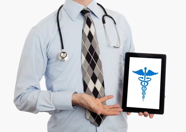 Lekarz trzymając tablet - Caduceus symbol — Zdjęcie stockowe