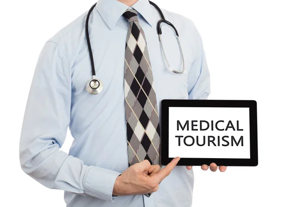 医生抱着平板电脑-医疗旅游 — 图库照片
