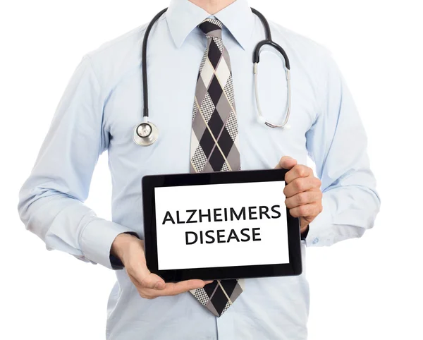 Врач держит таблетки - болезнь Альцгеймера — стоковое фото