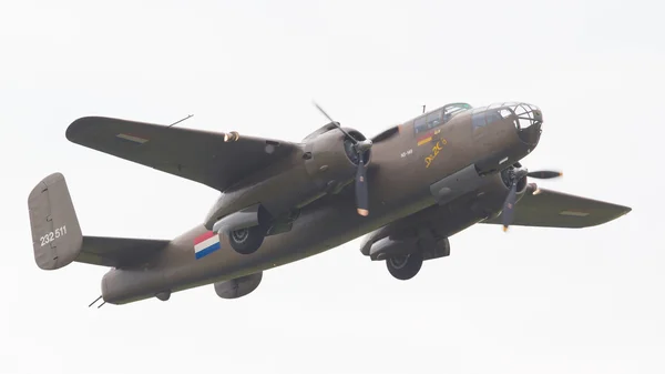 荷兰利乌瓦登 - 6月11日：Ww2 B-25米切尔轰炸机 — 图库照片