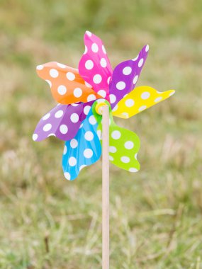 Rüzgar değirmeni oyuncak çimenlerin üzerinde