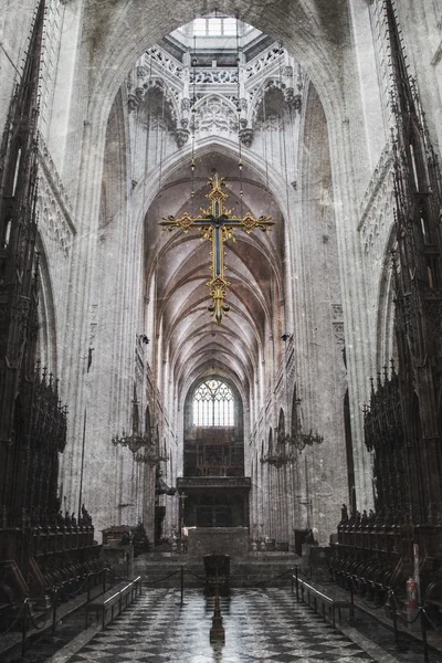 Dentro de uma igreja velha assustadora — Fotografia de Stock