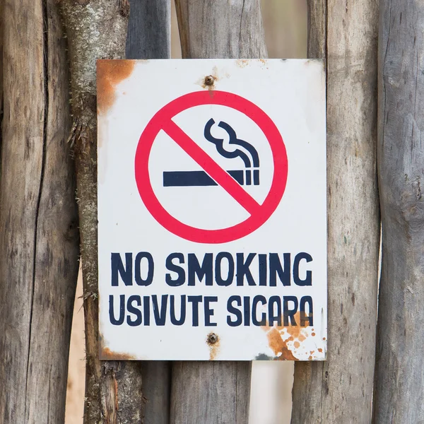 Antiguo signo de no fumar —  Fotos de Stock