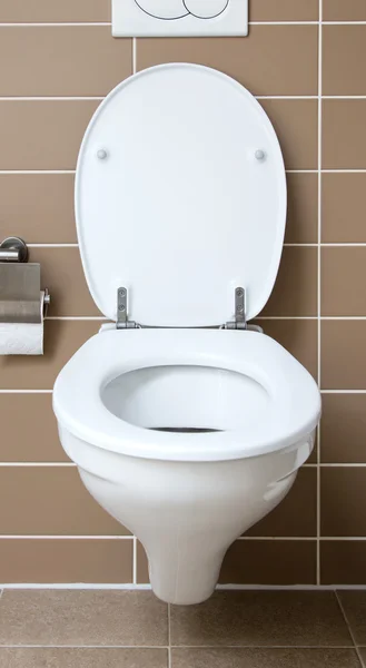 Bol de toilette blanc dans la salle de bain — Photo