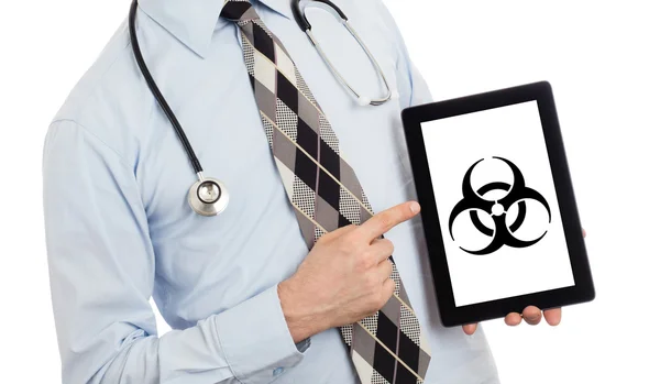 Dokter holding tablet - waarschuwing! Biohazard! — Stockfoto