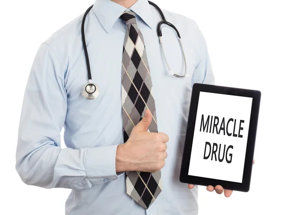 Доктор держит таблетку - Чудо-лекарство — стоковое фото
